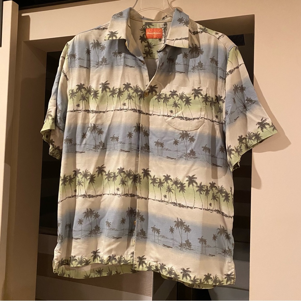 Tommy Bahama 100% Silk Hawaiian shirt. Size L